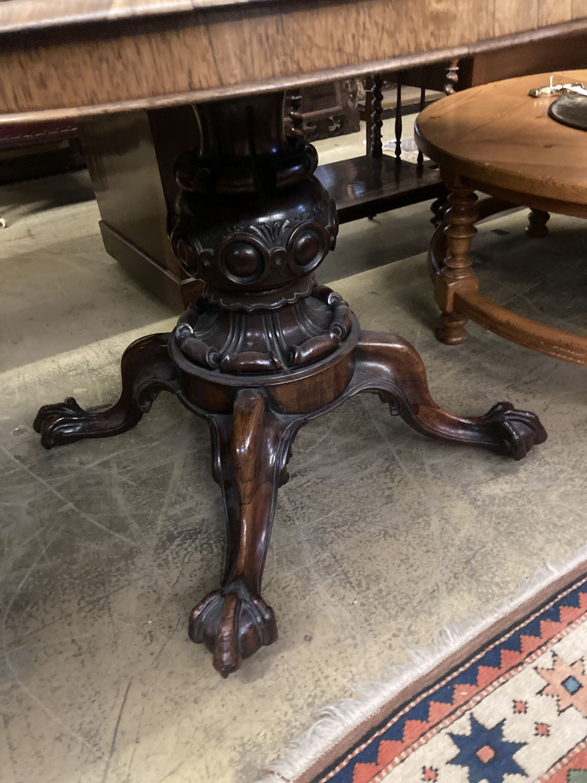 A Victorian shaped oval rosewood loo table, width 150cm depth 98cm height 72cm
